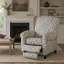Luxueux fauteuil inclinable avec dossier à dos de chameau haut, accoudoirs roulés et motif de chantournage pour une décoration intérieure élégante-1832327476