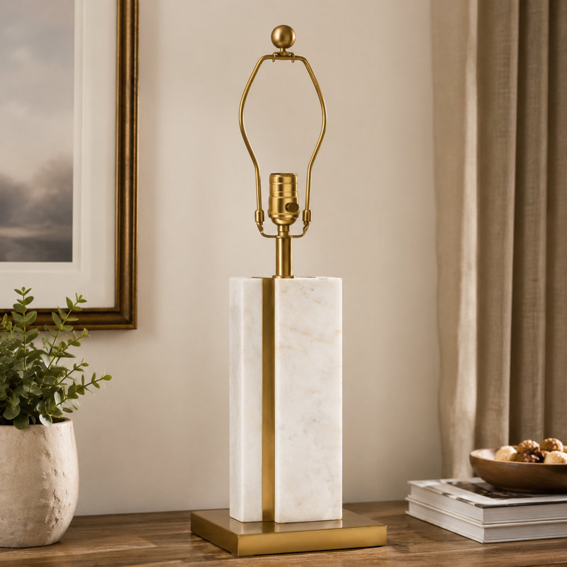 Lampe de table en marbre blanc fabriquée à la main avec détails en laiton