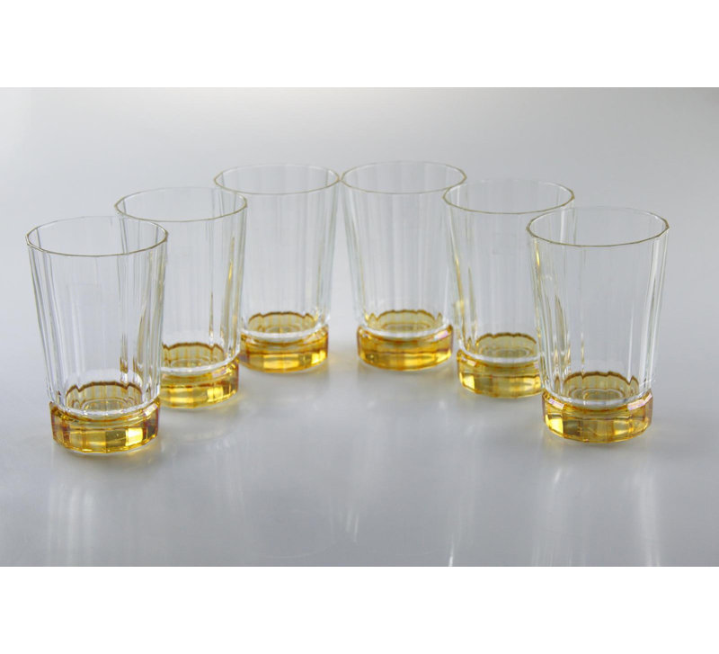 Ensemble de 6 verres à whisky linéaire lisse avec abat-jour ambre sur le fond