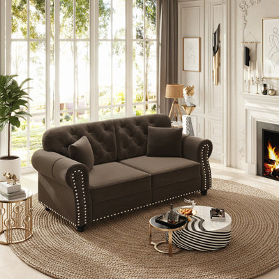 Canapé en velours de 63 pouces avec garniture cloutée, accoudoirs roulés et capitonnage à boutons, style Chesterfield de style Mid-Century moderne, comprend 2 coussins