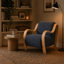 Fauteuil d'appoint Curva Luxe Boucle avec revêtement bleu marine et accoudoirs en bois naturel, fauteuil Mid-Century-1973579590-1979430108