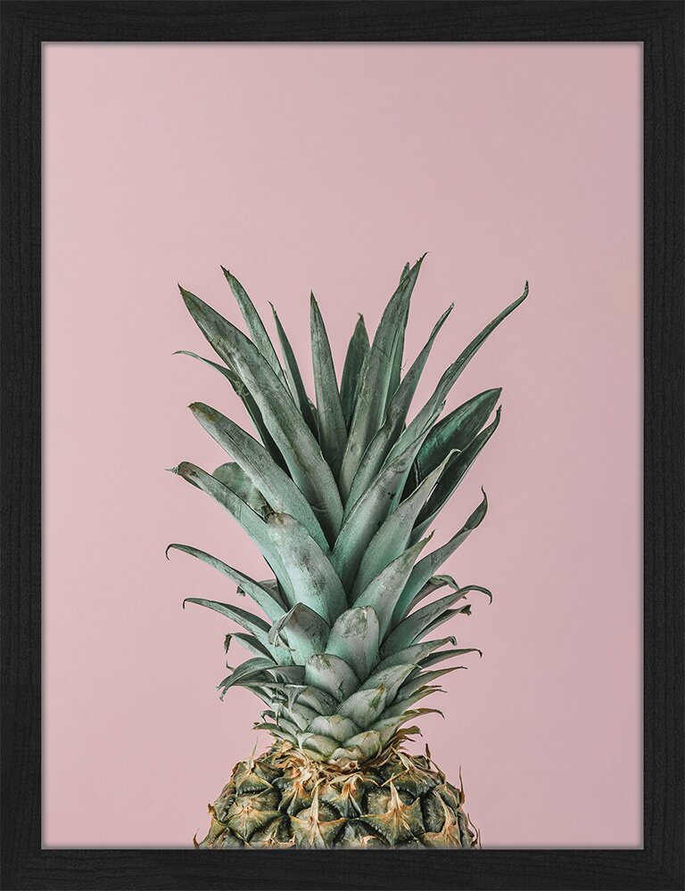 Gerahmtes Poster Reife Ananas Nahaufnahme auf Rosa