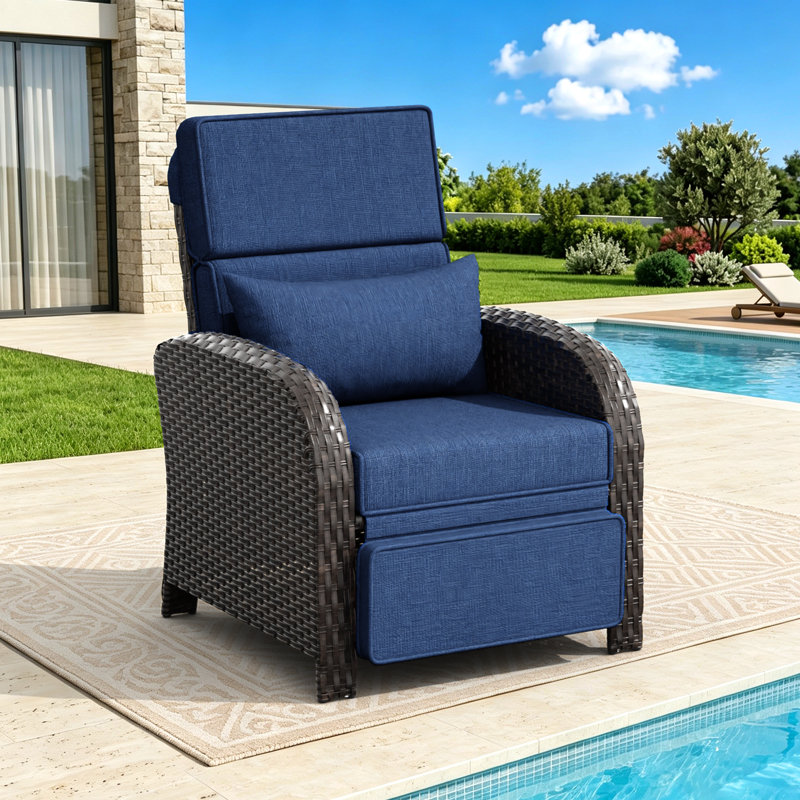Fauteuil inclinable d'extérieur Sylwen en résine tressée avec dossier réglable et repose-pieds intégré, fauteuil de jardin résistant aux intempéries avec coussins épais amovibles