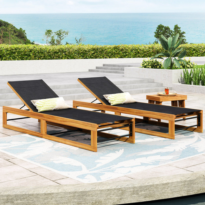 Chaise longue avec assise en filet et structure en bois à circulation d'air