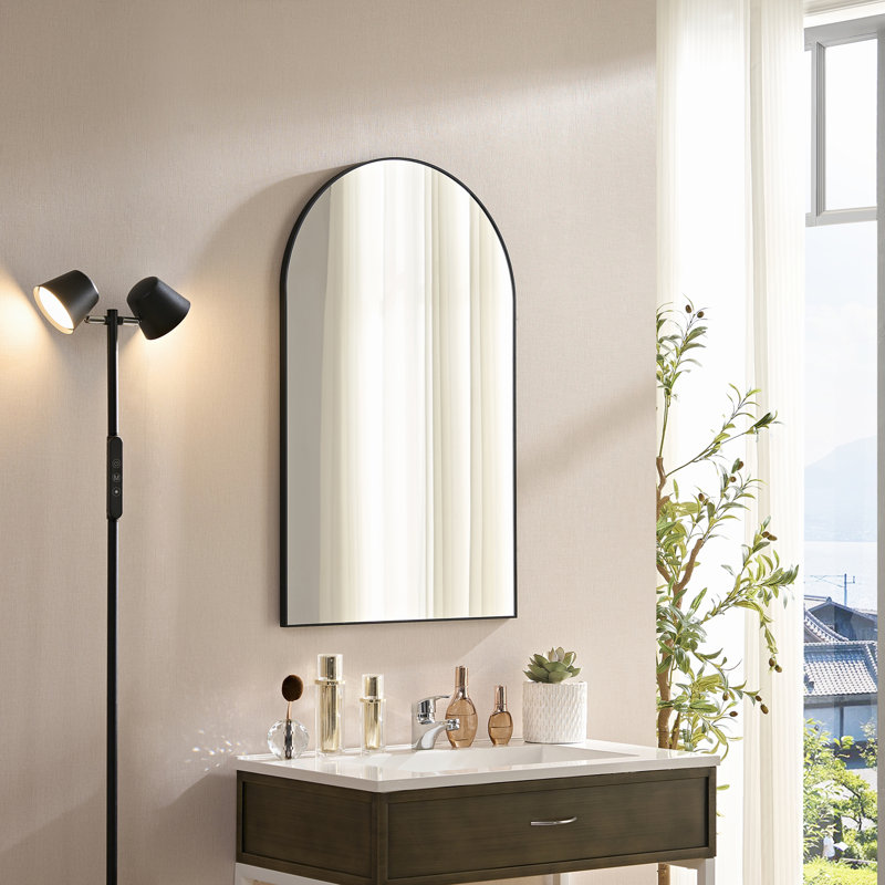 Élégant miroir mural arqué avec cadre en métal mince, parfait pour les décors de salle de bain et de chambre à coucher modernes