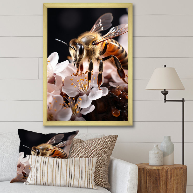 Cresie Bee Portrait Vibrant - Imprimé, Encadrement doré, H 32 po x l 24 po x P 1 po