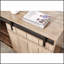 Poste de travail en L avec crédence de rangement, porte de grange coulissante et conception réversible pour bureau à domicile au fini noisette