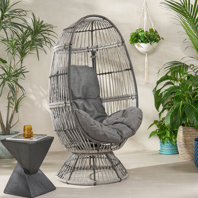 Fauteuil pivotant confortable en osier pour la détente et le style