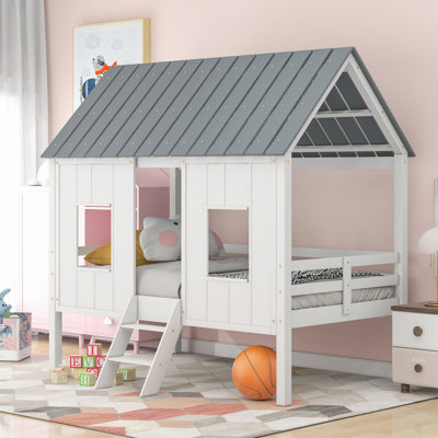 Lit mezzanine en forme de maison avec toit et deux fenêtres à l'avant