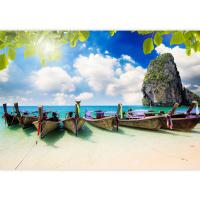 Long papier peint à longue queue sur une plage tropicale avec pierre calcaire Krabi, Thailande