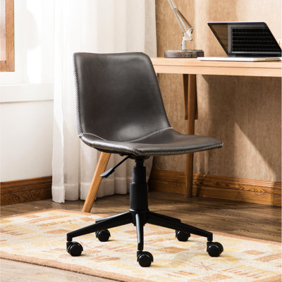 Chaise en similicuir gris antique. Siège incurvé et confortable pour une utilisation quotidienne. Fonction de levage pneumatique à 360 °. Cadre en acier noir mat avec 5. Utilisez une chaise de travail grise. Siège. Capacité. Bureau