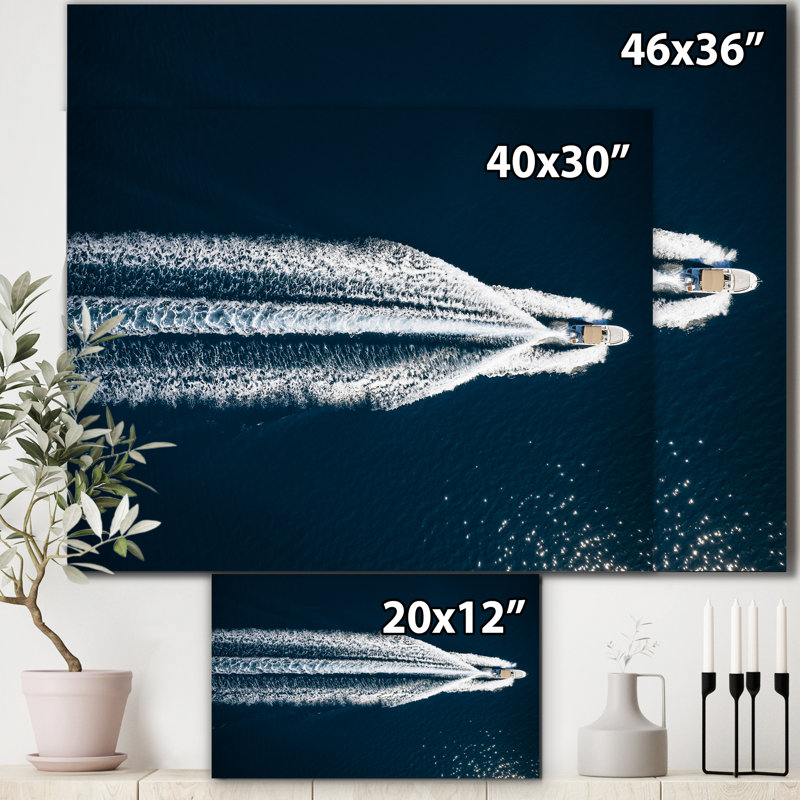 Vue aérienne d'un bateau rapide dans la mer Méditerranée - reproduction de photo sur toile, H 36 po x l 46 po x P 1,5 po