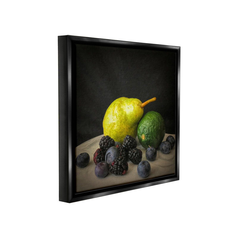 «Fruit & Berries Still Life», toile encadrée dorée encadrée par GraffiTee Studios, Cadre flottant noir de jais