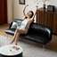Petit canapé noir pour salon compact