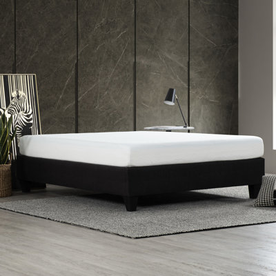 Lit simple avec housse en tissu d'ameublement gris foncé, lit plateforme contemporain en bois, base solide