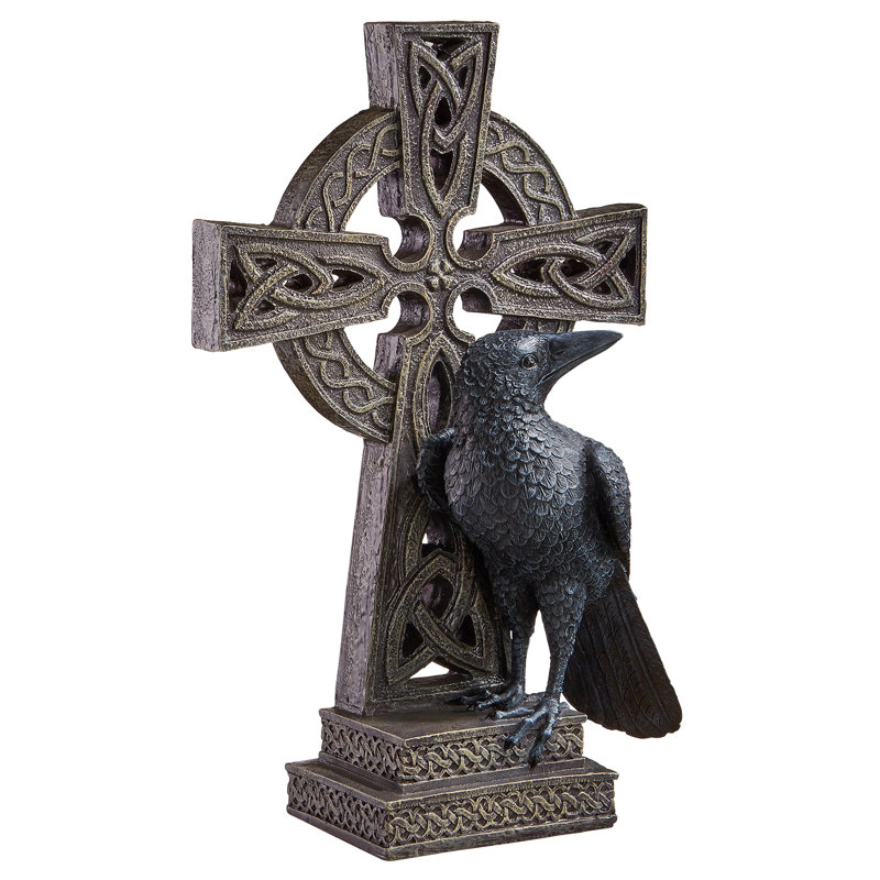 Croix celtique avec figurines en oiseau