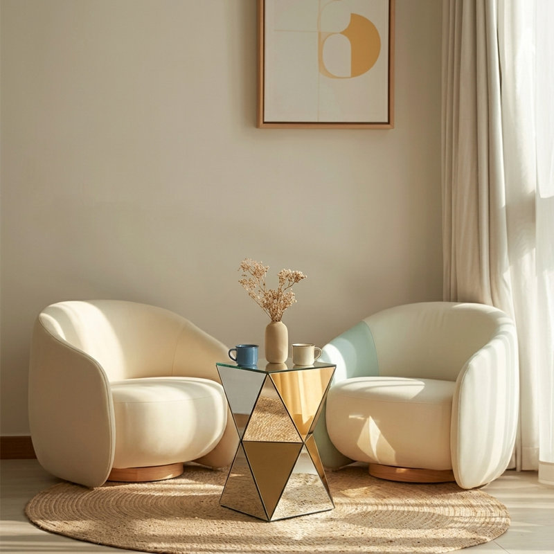 Table de bout géométrique à miroir argenté avec base sculpturale en bois aggloméré
