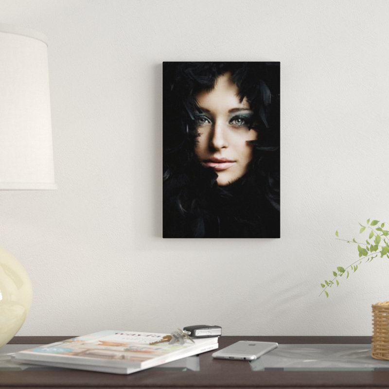 «Janina I» par Andreas Stridsberg, reproduction de photo sur toile, H 18 po x l 12 po x P 1,5 po, Toile tendue