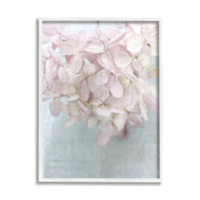 Doux pétales de fleurs abstraits roses encadrés sur bois par Judy Stalus, peinture