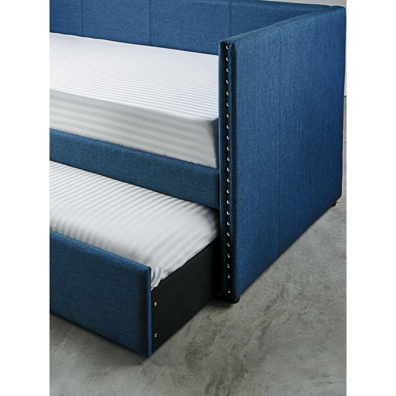 Lit de jour recouvert de tissu bleu avec cadre en bois et lit gigogne pour la chambre à coucher, finitions cloutées.