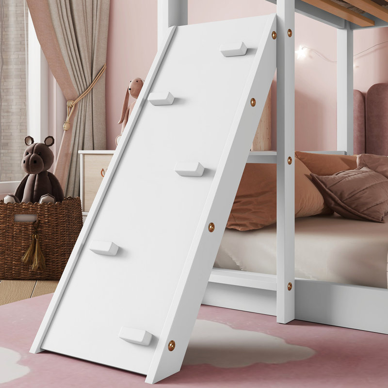 Lit simple au-dessus d'un lit superposé blanc avec rampe d'escalade et barrières de sécurité