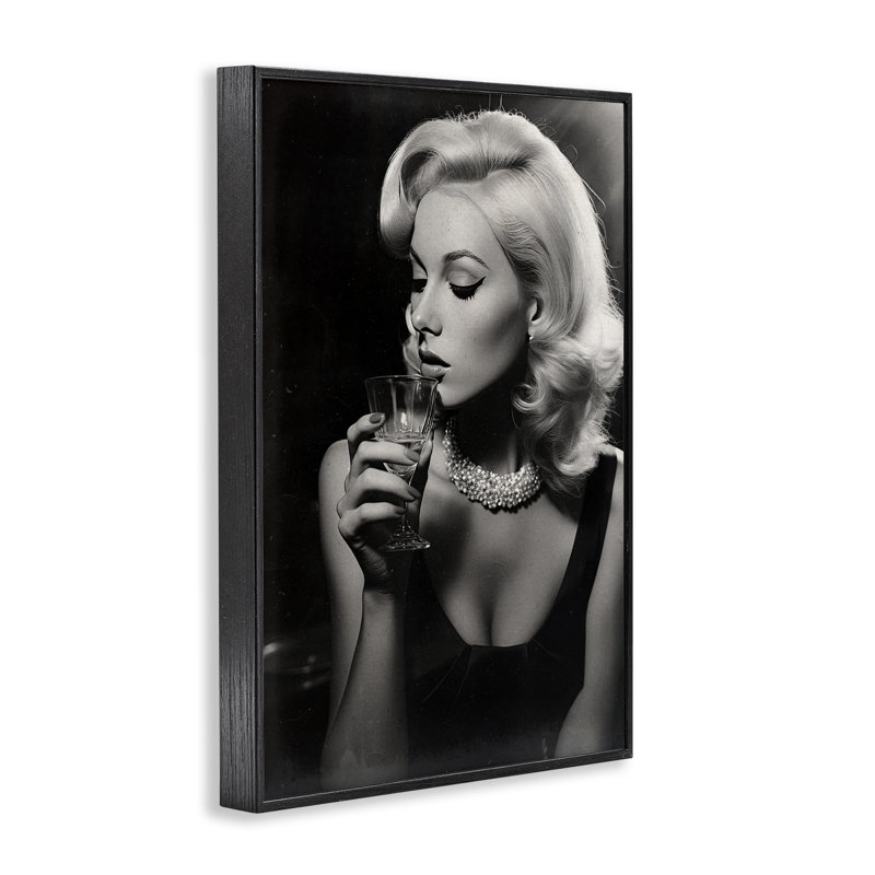 Giclée encadrée Classic Woman & Martini, design par Decent Exposures, H 30 po x l 20 po, Giclée encadrée noir minuit