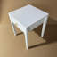 Table de chevet avec tiroir, table de chevet moderne avec tablier ondulé, table de bout compacte pour le salon de la chambre à coucher, petite table d'appoint avec rangement