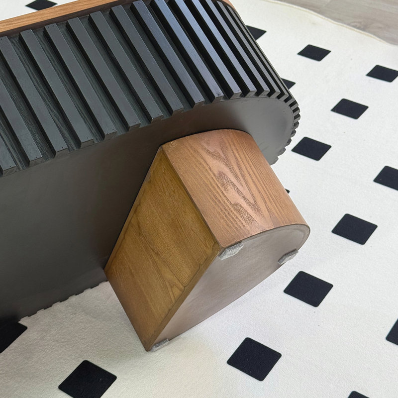 Élégante table basse elliptique avec rangement dissimulé et plateau amovible, placage en bois massif pour les espaces de vie modernes