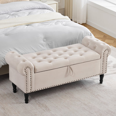 Banc de rangement Lunara 51 po pour chambre à coucher, à placer au pied du lit, avec assise capitonnée et accoudoirs ornés de clous décoratifs.