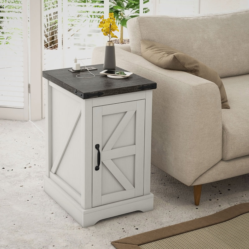 Table de bout avec station de charge et ports USB, table d'appoint Farmhouse avec armoire de rangement pour un espace de vie pratique et des espaces organisés.