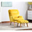 Fauteuil rembourré en tissu jaune confortable