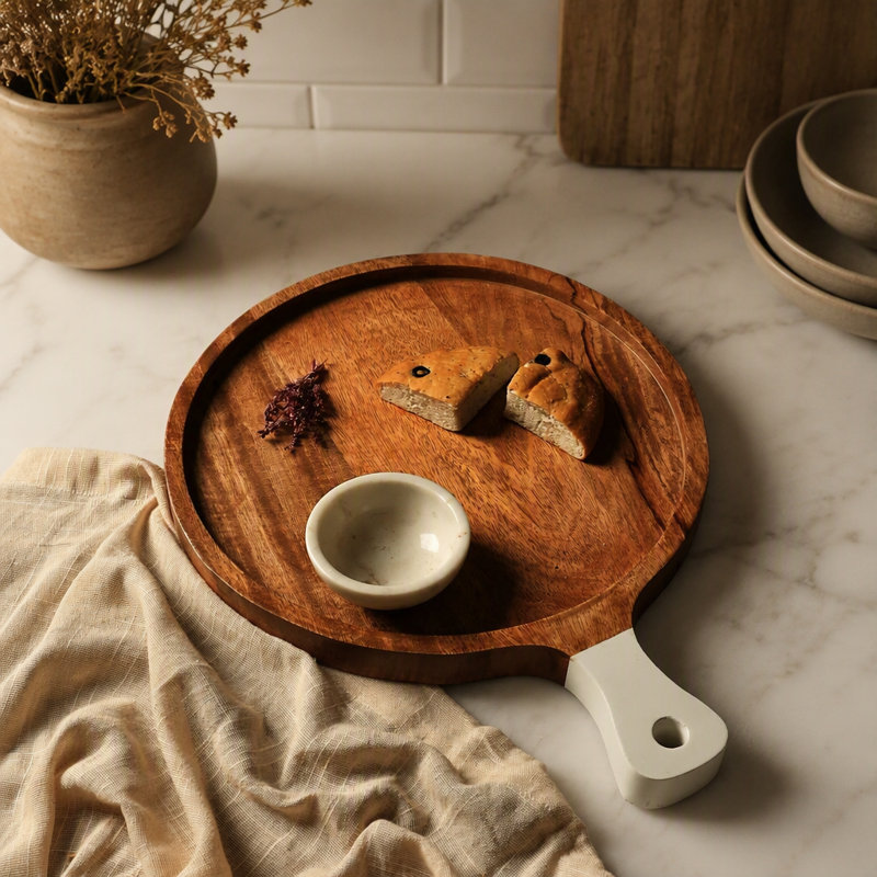 Planche à fromage et à découper luxueuse en bois de manguier, 35,5 x 23 cm, idéale pour recevoir et offrir en cadeau.