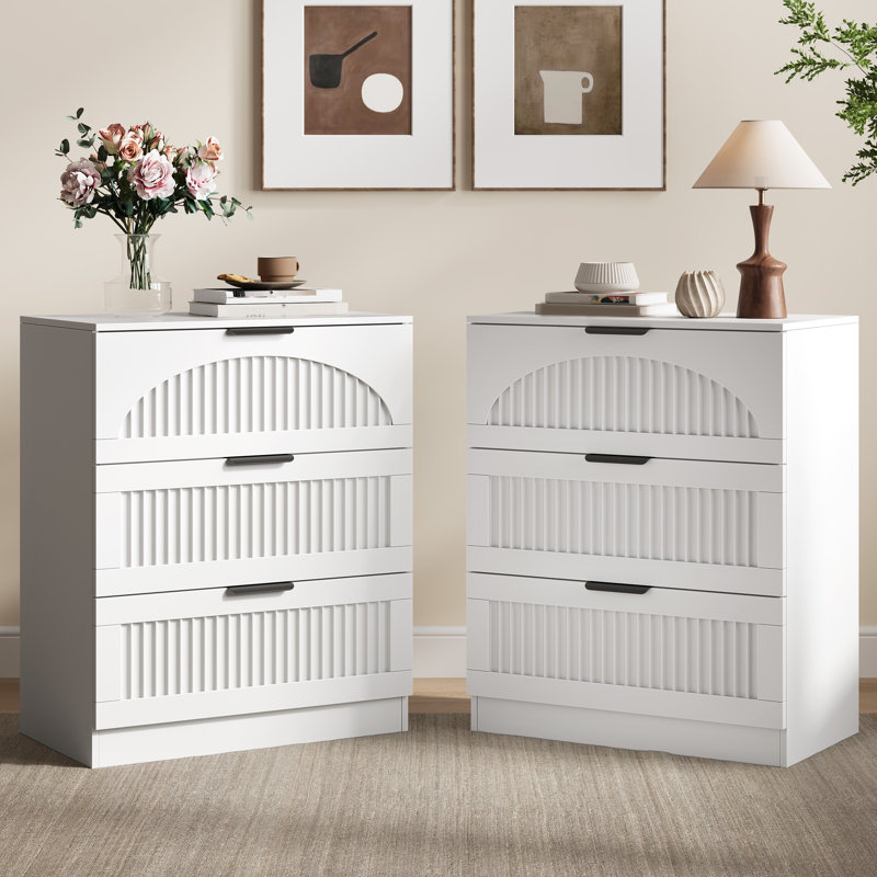Table de chevet cannelée à 3 tiroirs de 60 cm de large avec poignées en métal, table de chevet en bois avec façades arquées pour chambre à coucher