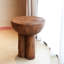 Table d'appoint d'extérieur marron à trois pieds, résistante aux températures extrêmes, idéale pour présenter des plantes, 40,6 cm de diamètre, 6,6 kg, table ronde de jardin, imperméable, aspect bois, s'accorde avec un décor industriel, profonde.