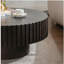 Table basse ronde en bois de style olive à piédestal robuste fabriquée à la main pour le salon