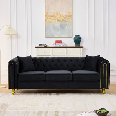 Canapé 3 places 218 cm en velours noir, accoudoirs capitonnés et pieds dorés, idéal pour le salon, design européen, structure en pin, assise rembourrée en mousse, noir moderne, confort mi-ferme, rembourrage inclus.