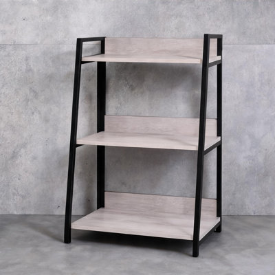 Bibliothèque échelle inclinée avec tablettes ouvertes en métal noir et bois naturel