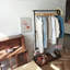 Portemanteau industriel sur roulettes, support à vêtements roulant avec tablettes à panneaux en bois massif, support à vêtements robuste, présentoir à vêtements pour chambre à coucher, salon