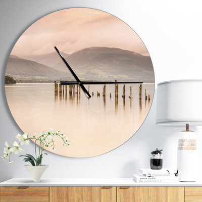 Jetée et montagnes Loch Lomond - Horloge murale moderne