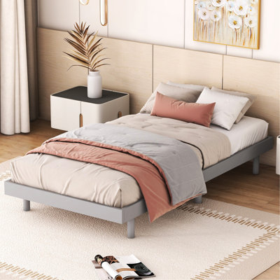 Cadre de lit simple gris moderne avec effet flottant sur une plateforme pour un repos confortable