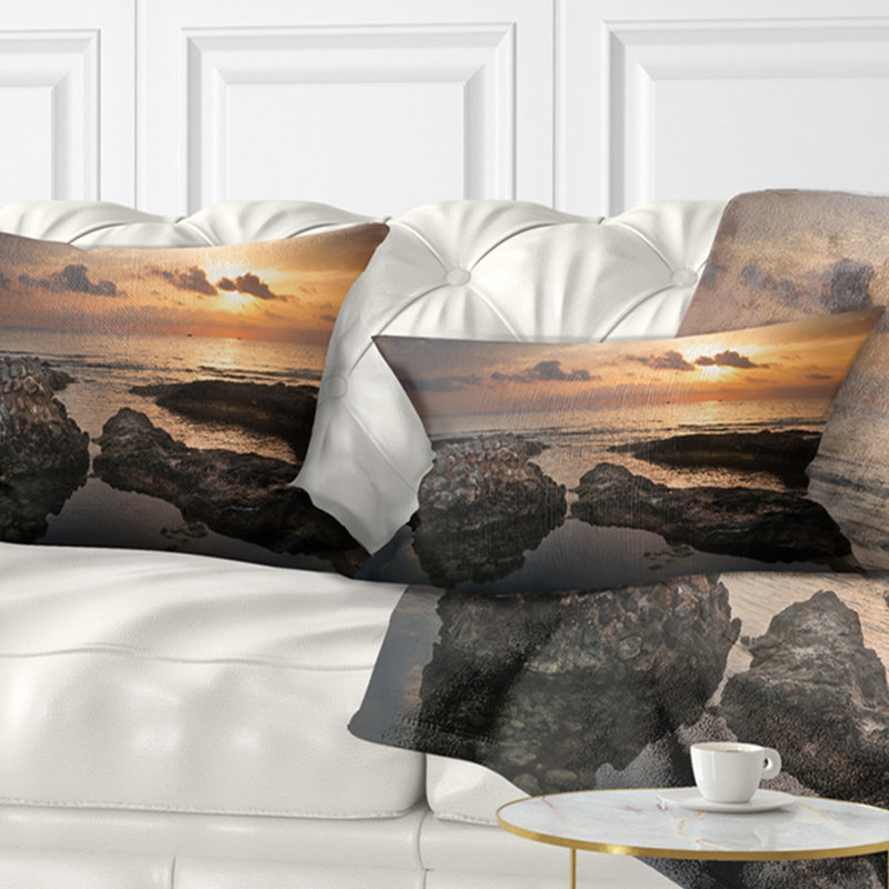 Coussin décoratif à imprimé plage sombre et ruines antiques - Sea & Shore, Rectangulaire, 12 po x 20 po