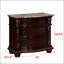 Table de chevet 3 tiroirs de style traditionnel avec plateau en marbre et finition en bois riche pour les chambres élégantes