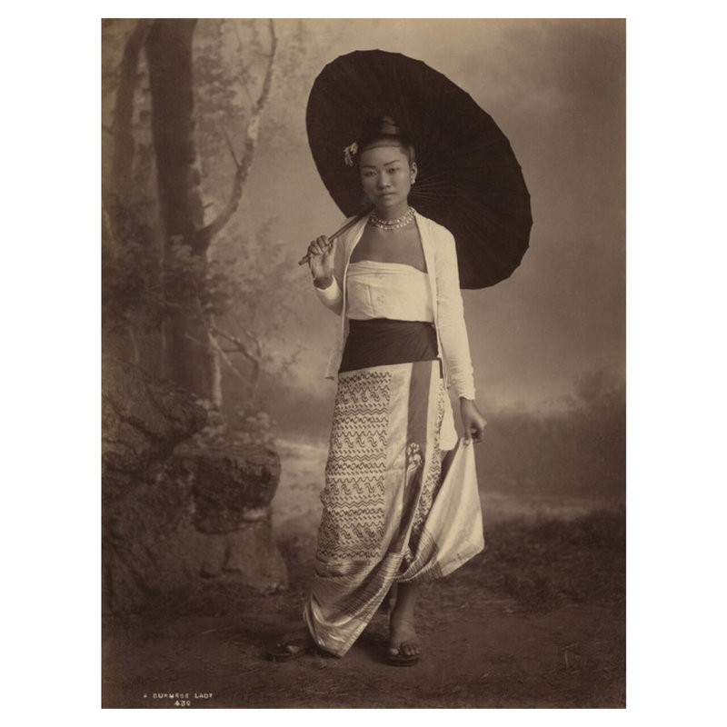 «Burmese Lady» par Anonyme - Impression giclée, H 40 po x l 32 po
