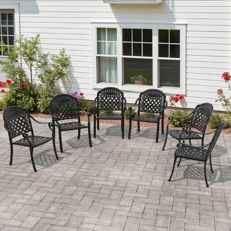 Ensemble de 6 chaises de jardin empilables avec accoudoirs, coussins rouges et structure en aluminium moulé.