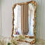 Miroirs pleine grandeur en bois manufacturé de forme libre-129456125