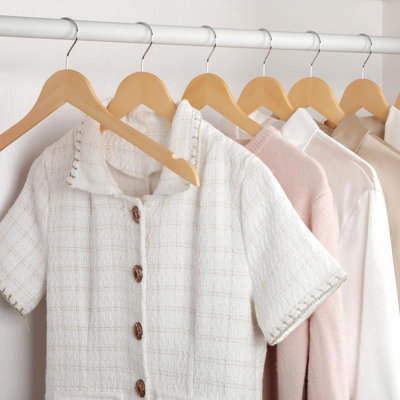 Ensemble de 30 cintres en bois, fins et résistants, gain de place, en bois naturel avec crochet pivotant à 360° et encoches antidérapantes pour les épaules, parfaits pour les manteaux, les chemises et les débardeurs.