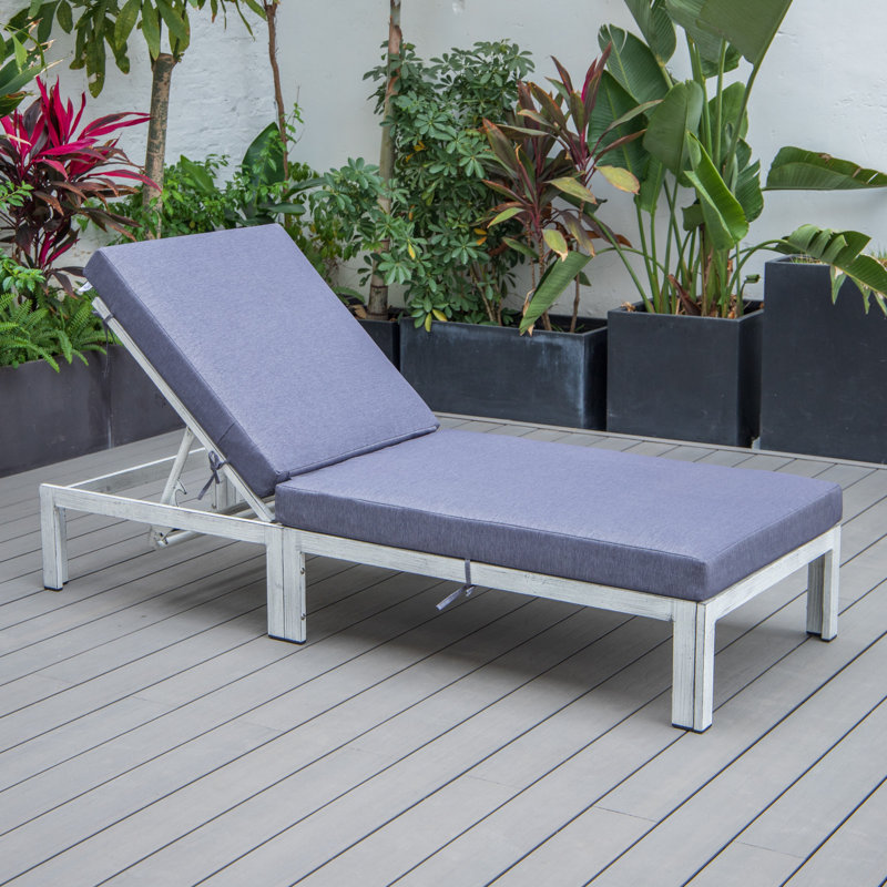 Chaise longue d'extérieur blanche avec coussins Leisuremod Chelsea, Bleu, Gris patiné