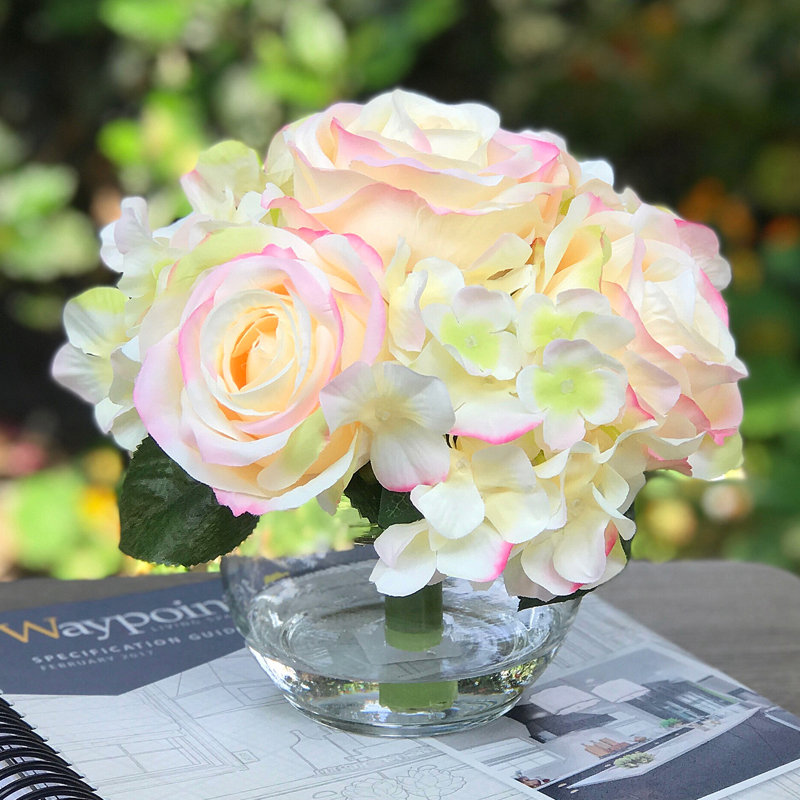 Pièce maîtresse en soie hortensia et rose en vase, Rosé