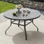 Table de salle à manger ronde pour l'extérieur avec grain de bois, trou de parasol et structure en métal durable pour les rassemblements dans la cour et la piscine