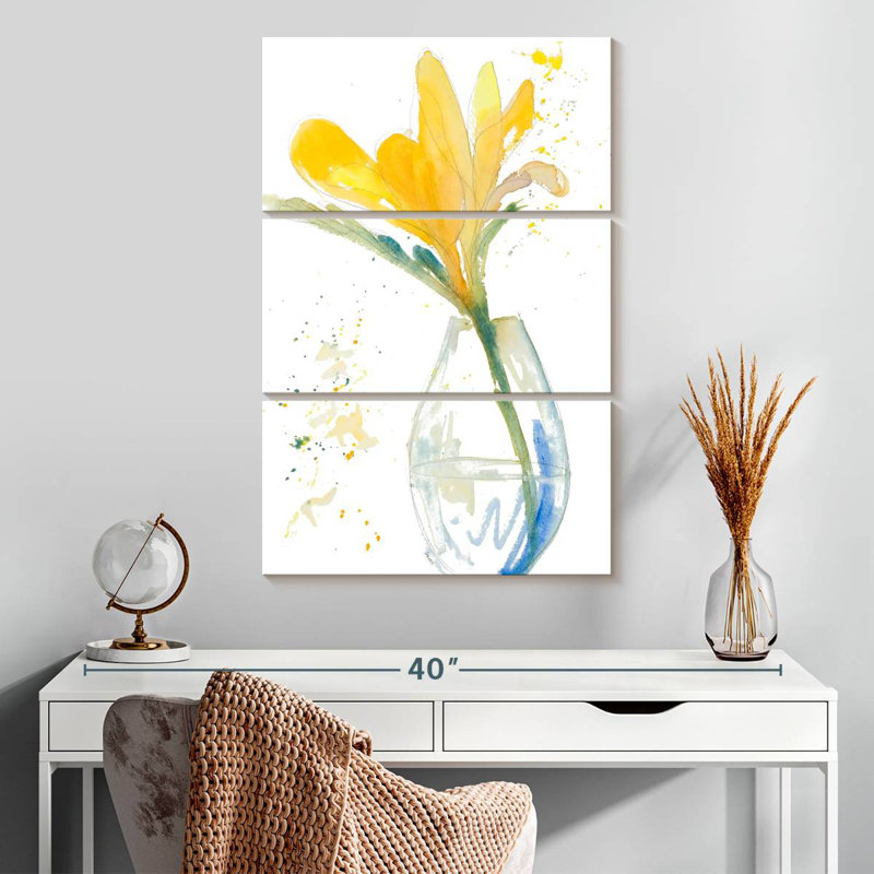 Fleurs jaunes Harnek dans un vase transparent, H 32 po x l 20 po
